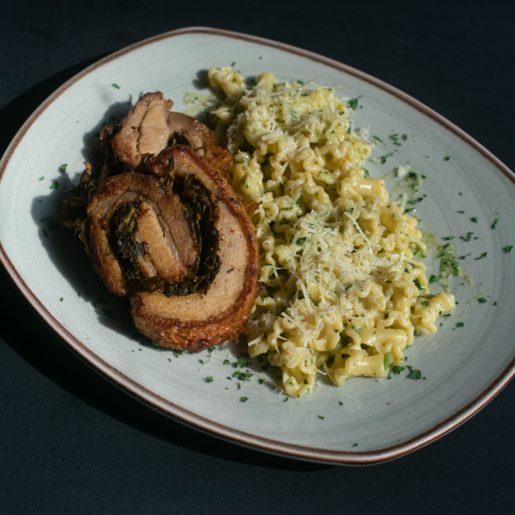 Porchetta Romana: Corte de cerdo aromatizado a las finas hierbas. Acompañado de pasta, verduras salteadas o ensalada.