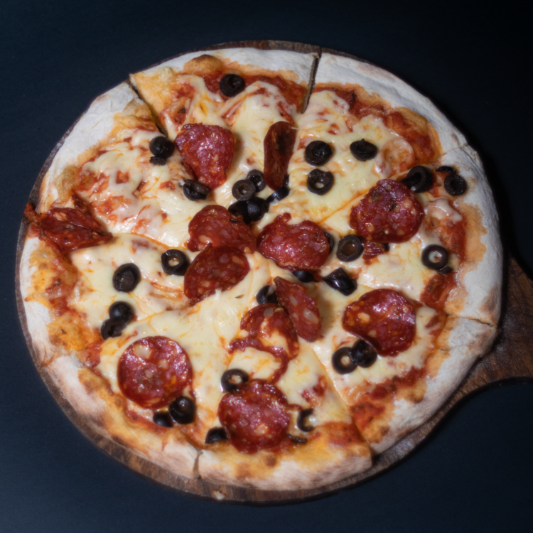 Pizza Diavola: Con pepperoni y aceitunas negras.